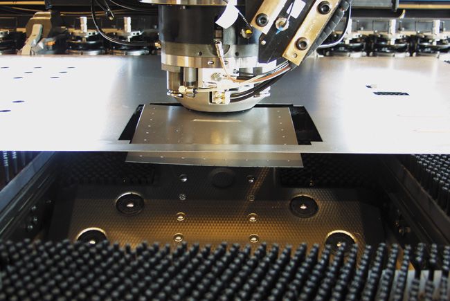 Entreprise - Photographie d'une machine de découpage laser pour l'entreprise Cantin SA