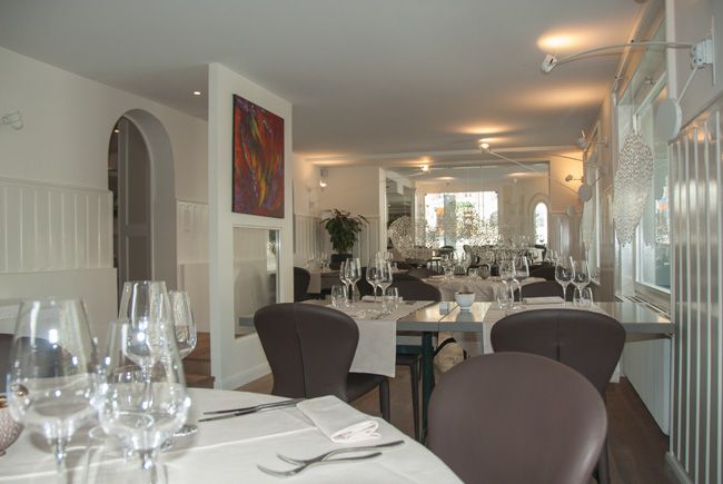 Entreprise - Photographie d'ambiance de la salle à manger pour le restaurant Le Cheval blanc