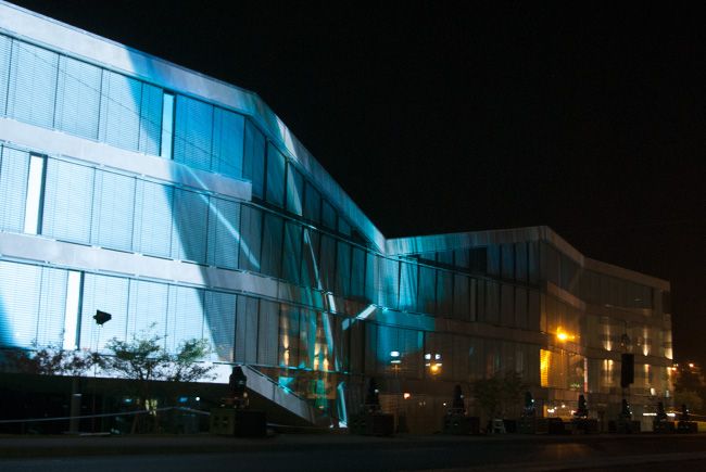 Urbanisme - Photographie du bâtiment du Groupe E, illuminé par un jeu de lumière à l'occasion de son inauguration