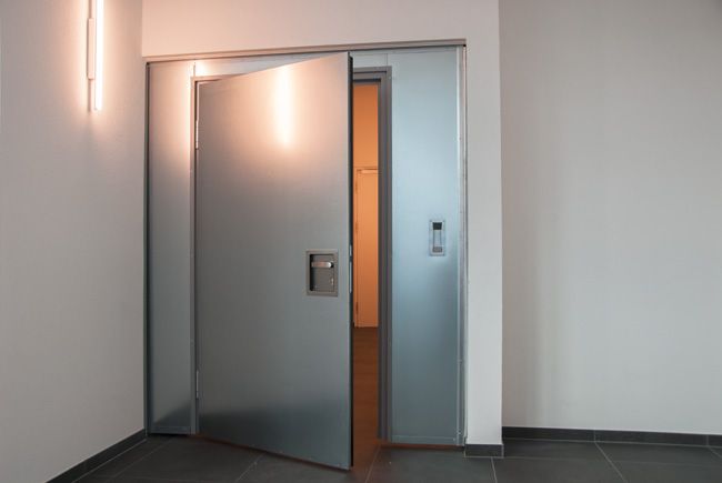 Entreprise - Photographie d'une porte intérieure blindée pour la société Portematic SA