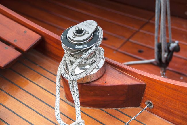 Entreprise - Photographie d'un détail de restauration de bateau de collection pour le Chantier naval B. Perisset SA