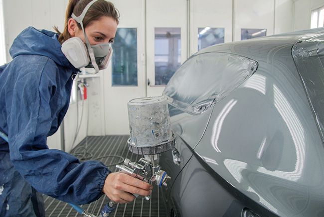 Entreprise - Photographie d'un giclage de peinture automobile pour la Carrosserie du Simplon Martigny SA