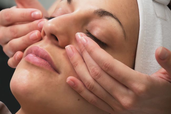 Entreprise - Photographie d'une séance de soins du visage pour les Bains de la Gruyère Charmey